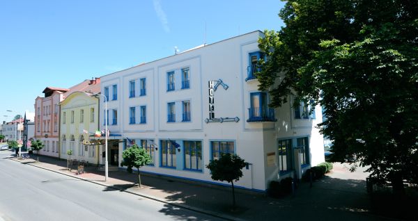 Außenansicht des Hotels Goldener Hecht, ein charmantes Gebäude in traditionellem Stil mit blauen Fensterrahmen und einer einladenden Atmosphäre.