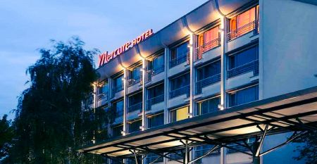 Aussenansicht des Mercure Hotels mit blumenüberwachsener Fassade in Riesa, Sachsen