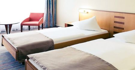 Aussenansicht des Mercure Hotels mit blumenüberwachsener Fassade in Riesa, Sachsen