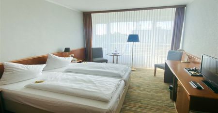 Aussenansicht des Mercure Hotels mit blumenüberwachsener Fassade in Riesa, Sachsen
