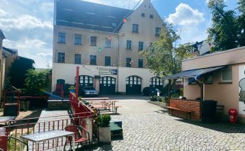 Vorderansicht des Jugendgästehauses in Plauen, ein schönes, rustikales Gebäude, das ehemals eine Feuerwachse war