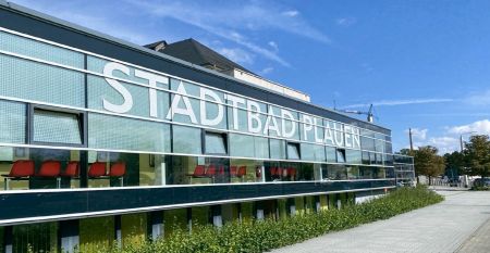 Vorderansicht des Jugendgästehauses in Plauen, ein schönes, rustikales Gebäude, das ehemals eine Feuerwachse war