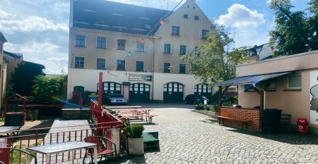 Vorderansicht des Jugendgästehauses in Plauen, ein schönes, rustikales Gebäude, das ehemals eine Feuerwachse war