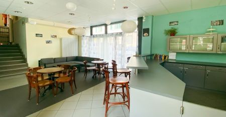 Vorderansicht des Jugendgästehauses in Plauen, ein schönes, rustikales Gebäude, das ehemals eine Feuerwachse war