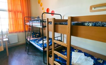 Vorderansicht des Jugendgästehauses in Plauen, ein schönes, rustikales Gebäude, das ehemals eine Feuerwachse war