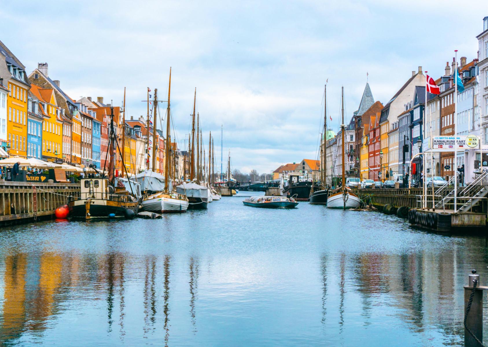 Kanal mit Booten und bunten Häusern in Dänemark