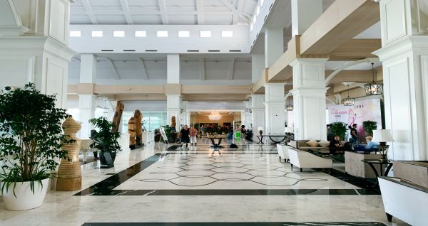 Weitläufige Empfangshalle des Titanic Deluxe Hotels mit stilvollen Sitzbereichen und hochwertigem Design.