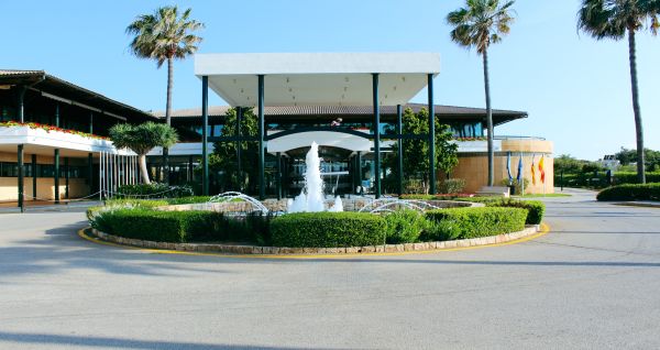 Eleganter Eingangsbereich des Hotels Blau Club mit einem Springbrunnen, gepflegten Hecken und moderner Architektur.
