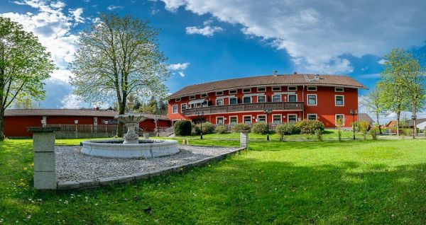 Schön angelegte Grünfläche vor dem Kastenauer Hof in Rosenheim, Bayern