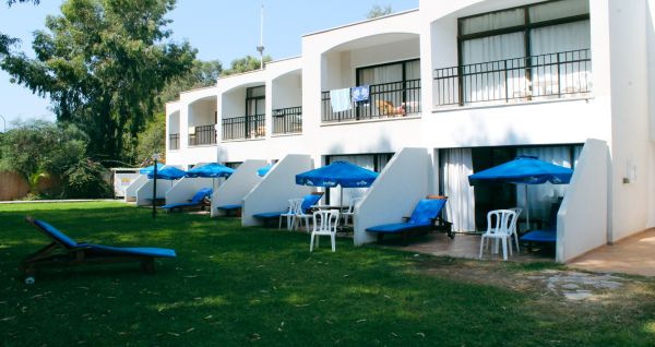 Sonnendurchfluteter Terrassenbereich des Park Beach Hotels mit Sitzmöglichkeiten.