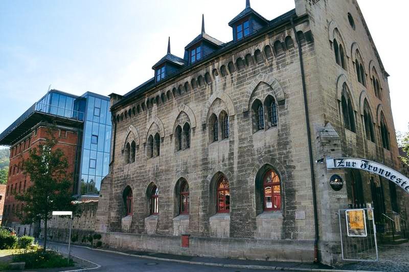 Außenansicht des altertümlichen Gebäudes des Hotel Fronveste in Meiningen, Thüringen