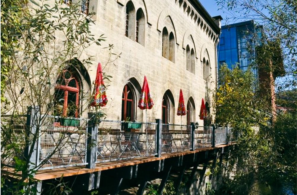 Sonnenterrasse direkt über einen Bach des Hotel Fronveste