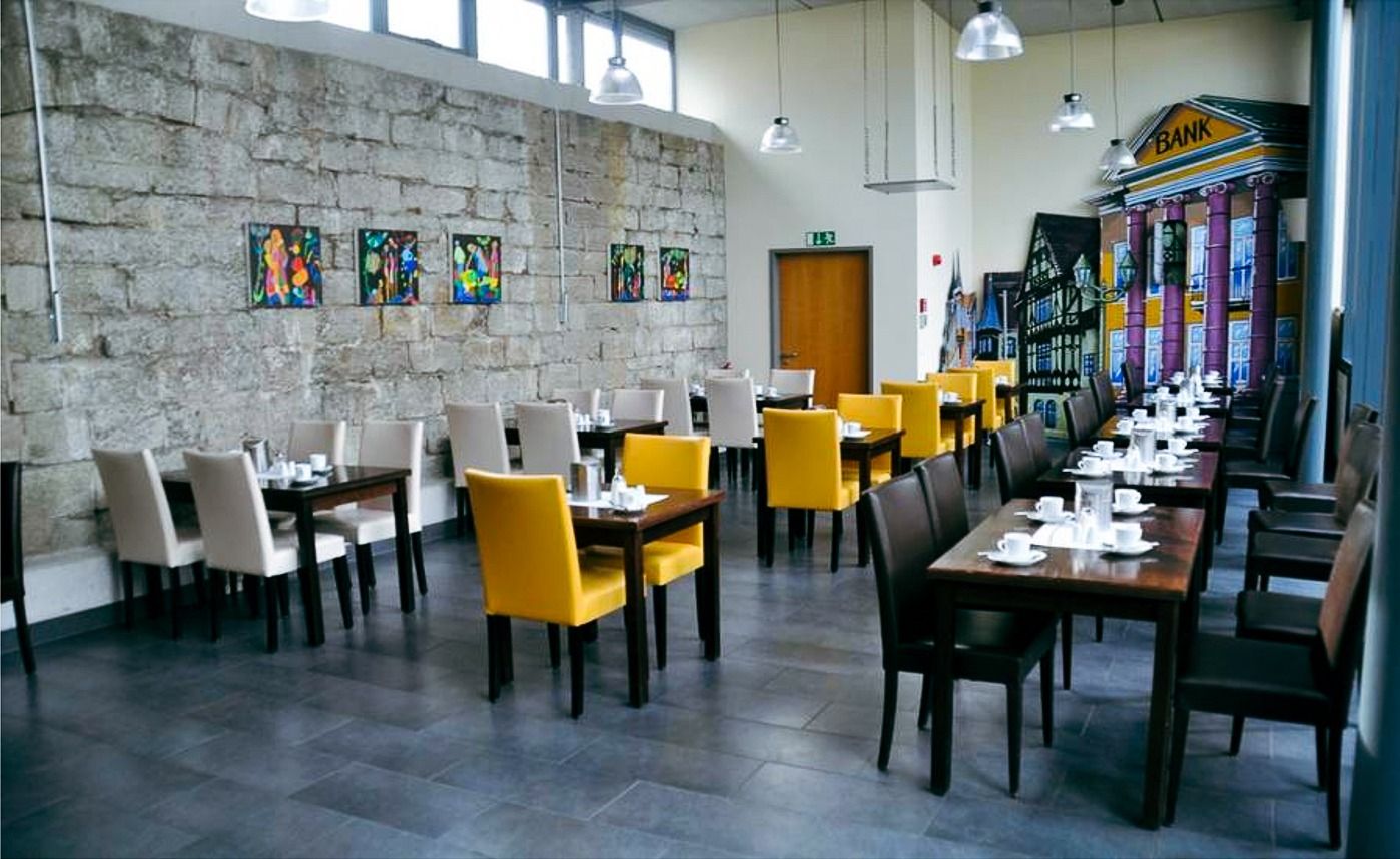 Innenbereich zum Essen im modernen Stil mit bunten Bildern an den Wänden im Hotel Fronveste