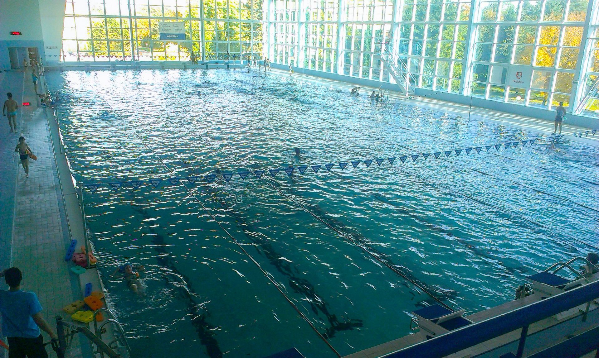 Hallenbad mit breiten Bahnen, großem Schwimmbereich und moderner Innenarchitektur.