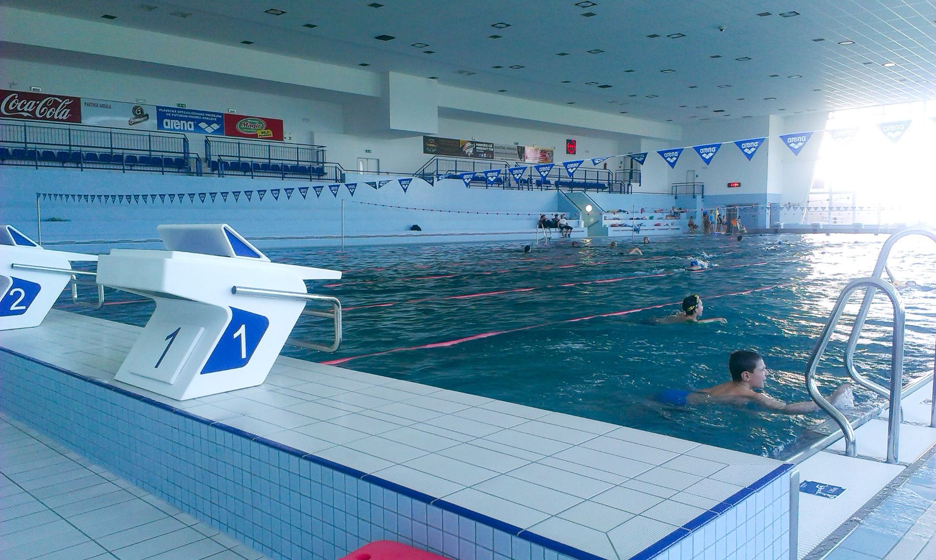 Schwimmbadbereich mit Startblöcken, perfekt für sportliche Aktivitäten und Trainingseinheiten.