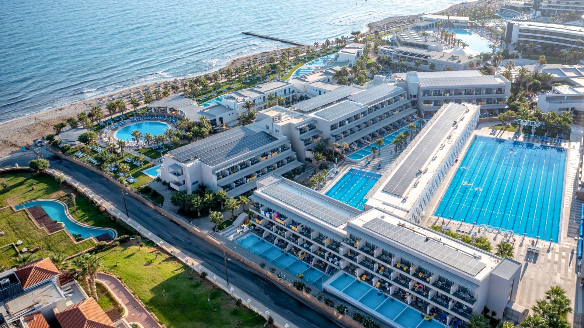 Luftaufnahmen der großen Hotelanlage des Lyttos Beach Hotel mit mehreren Pools und Lage direkt am Meer