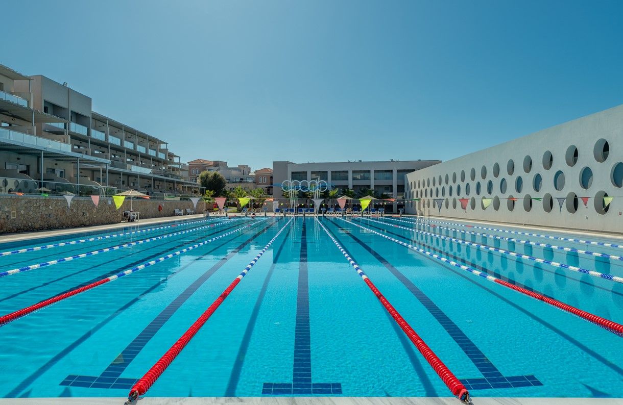 Blick auf dem großen 50m Pool auf der Anlage des Lyttos Beach Hotel in Heronissos, Kreta