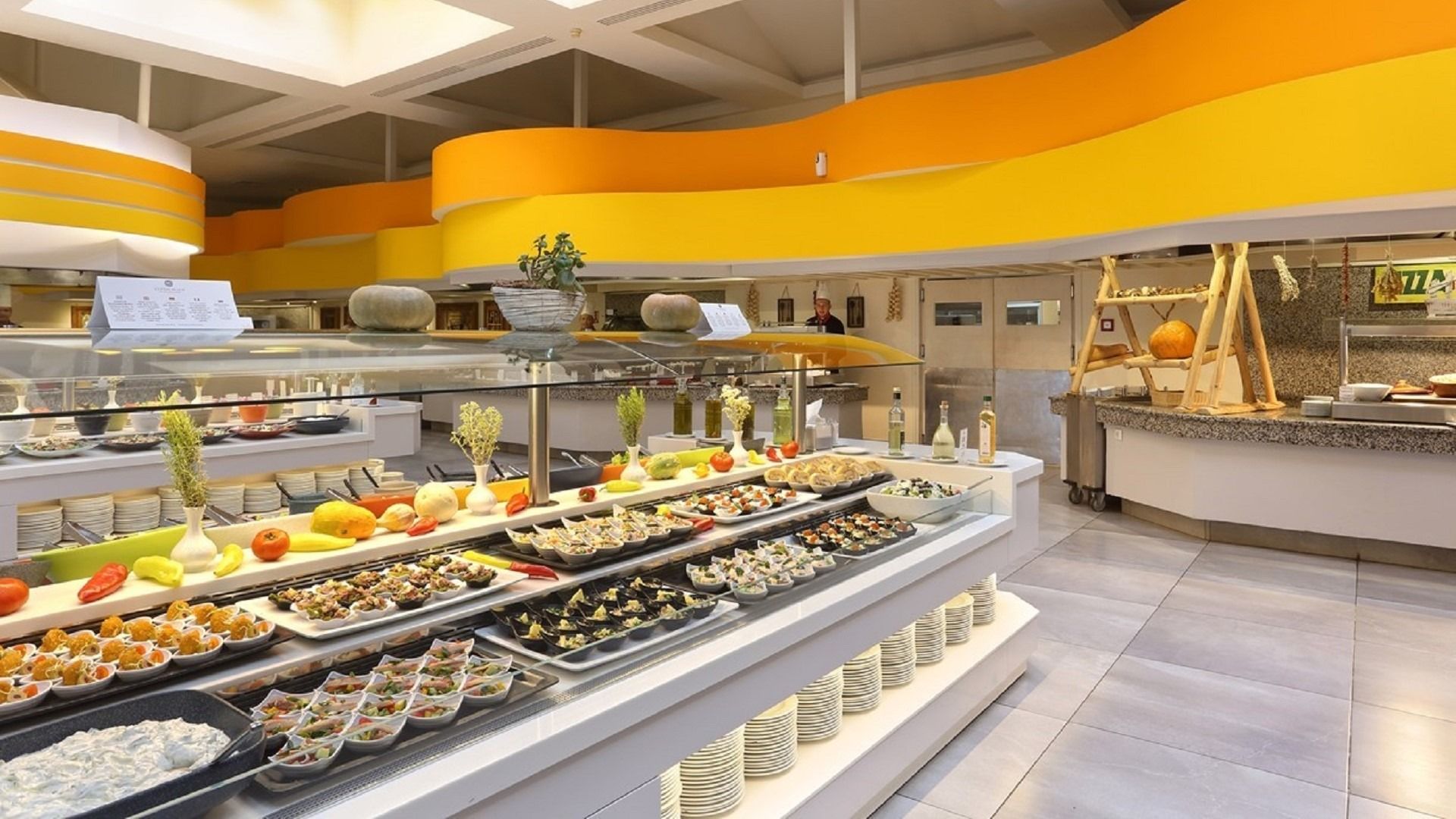 Großer und moderner Buffetbereich im Restaurant mit vielseitiger Essensauswahl im Lyttos Beach Hotel