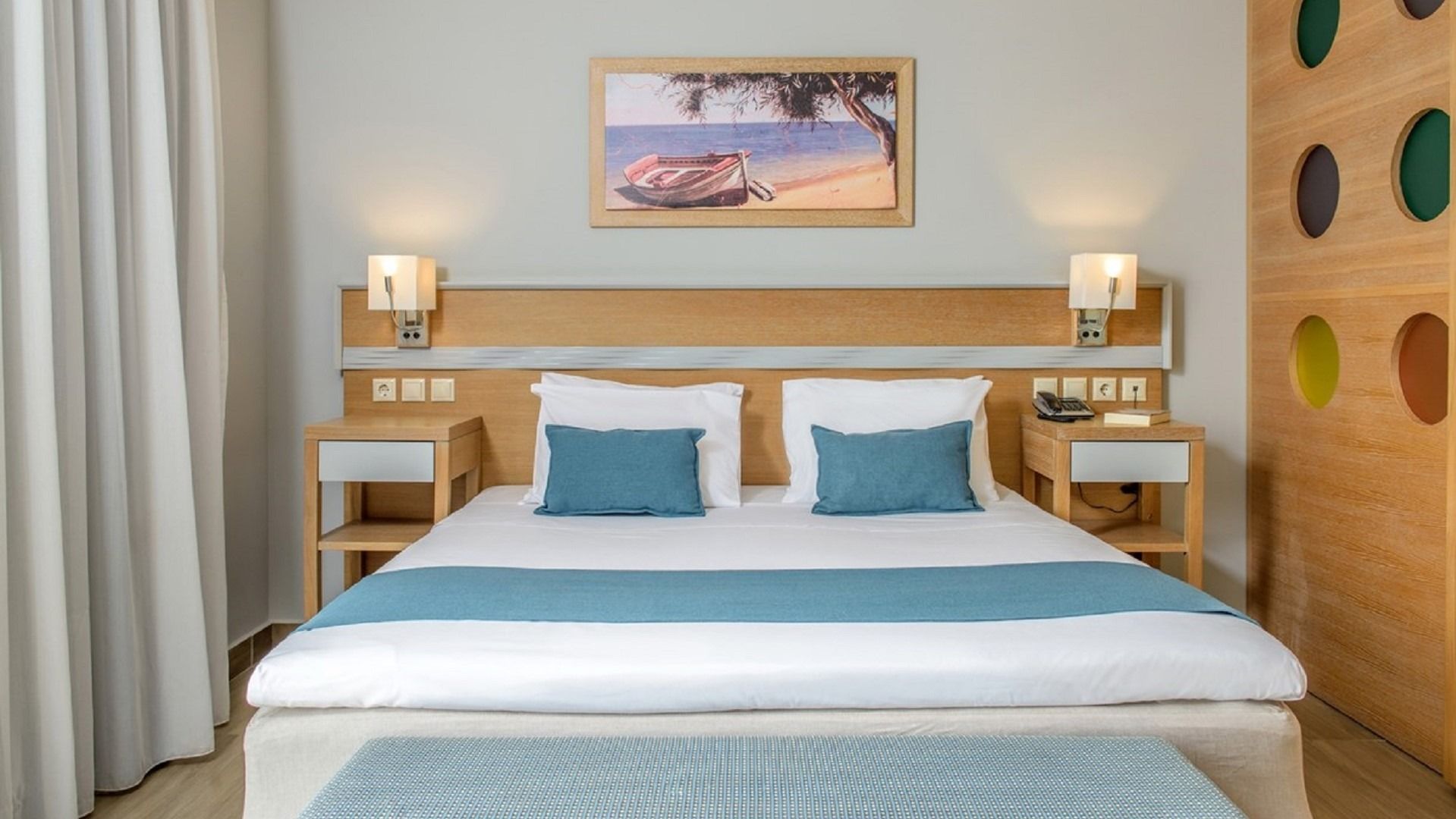 Helles, freundliches Doppelzimmer im maritimen Stil mit Holzelementen im Lyttos Beach Hotel