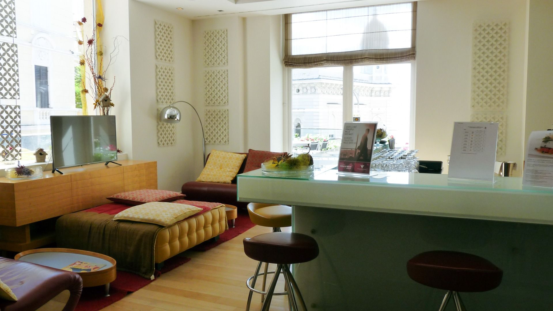 Stilvolle Lounge im Hotel Astoria mit modernem Dekor, bunten Sitzgelegenheiten und einem hellen, freundlichen Ambiente