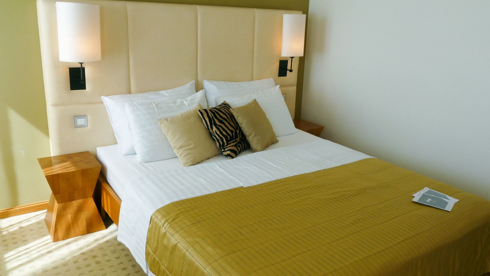 Gemütliches Doppelbett im Hotel Astoria mit eleganter Bettwäsche und dekorativen Kissen in einem modern eingerichteten Zimmer