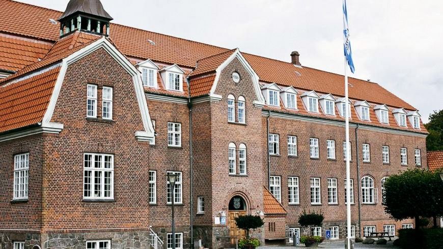 Danhostel Esbjerg Aussenansicht des Backsteinhauses mit weißen Fenstern