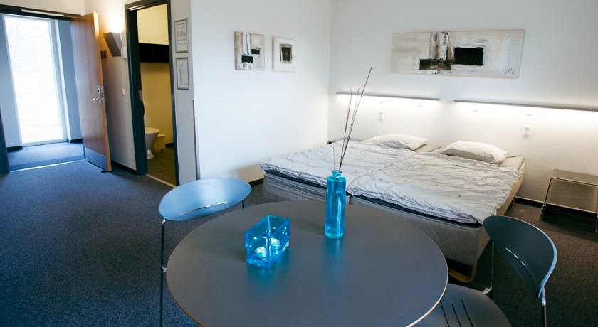 Danhostel Esbjerg geräumiges Doppelzimmer mit Betten, Tisch und WC