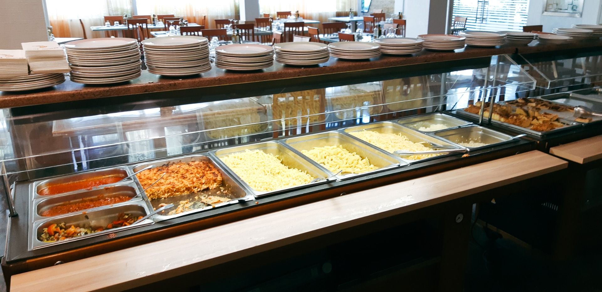 Buffet mit großer Auswahl an verschiedenen Gerichten zur Selbstbedienung