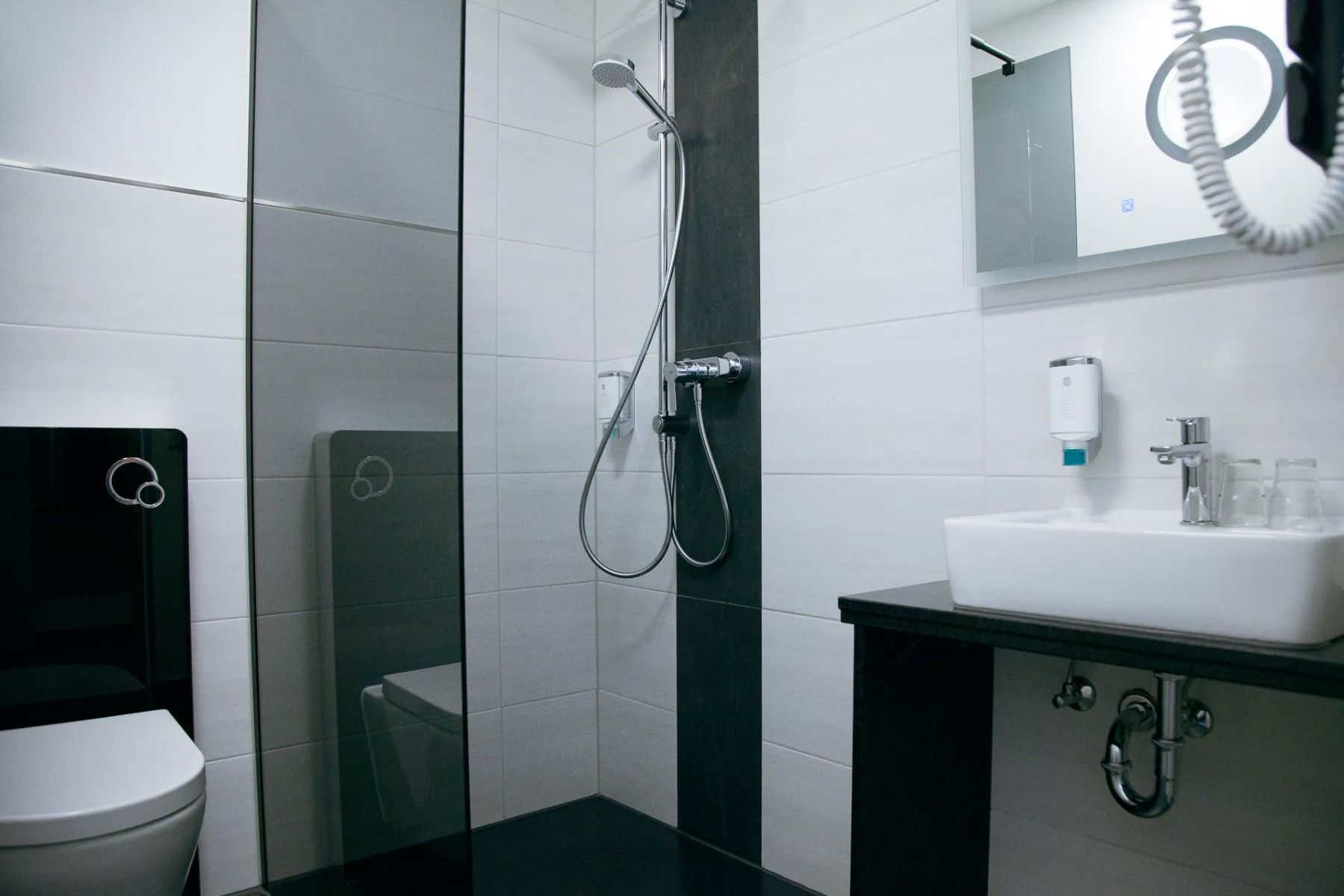 Badezimmer im Hotel im Kaiserpark mit Dusche, WC und Waschbecken