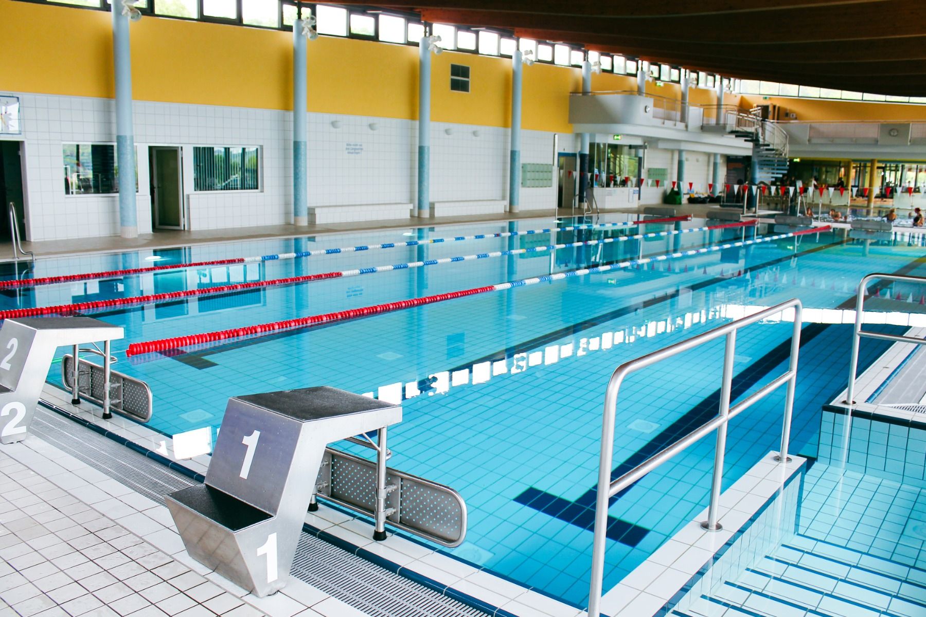 Startblöcke des Indoor Schwimmbads im Freizeitzentrum Rohrer Stirn