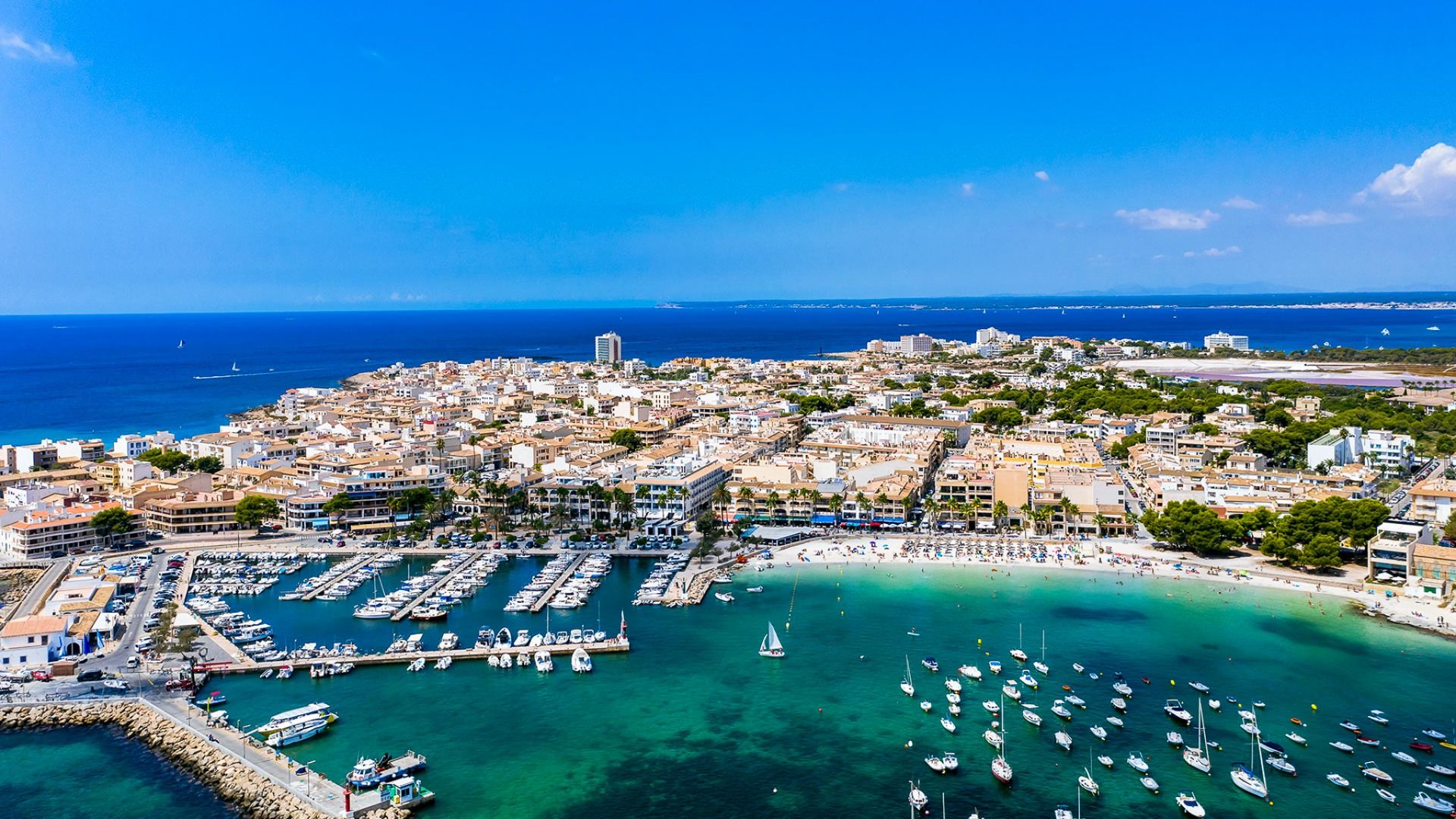 Panoramablick auf einen Yachthafen auf Mallorca mit Segelbooten, Stränden und mediterraner Architektur in der Umgebung