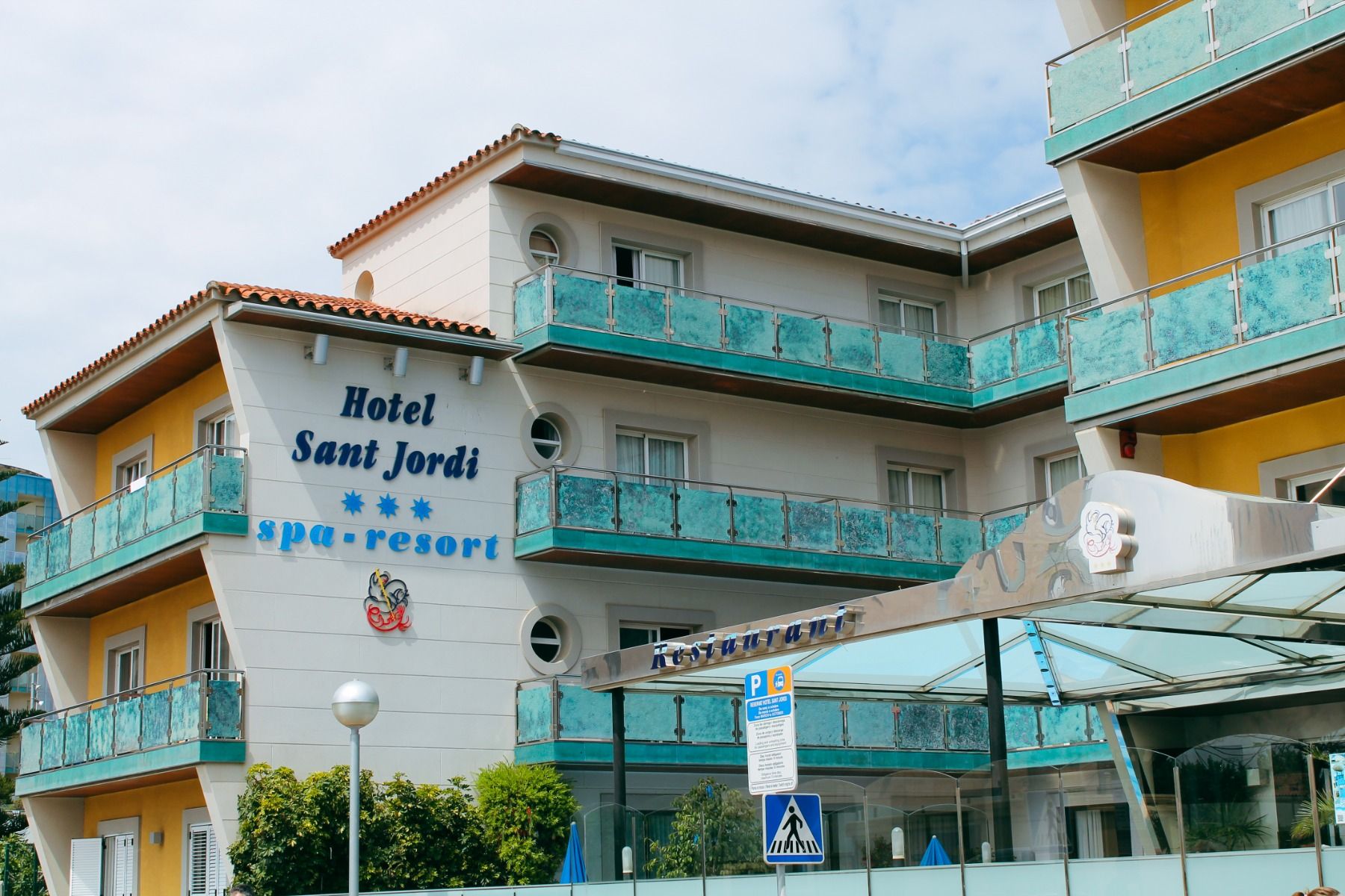 Hotel Sant Jordi Spa Resort mit moderner Architektur, Balkonverzierungen und einladender Außenbeschriftung.
