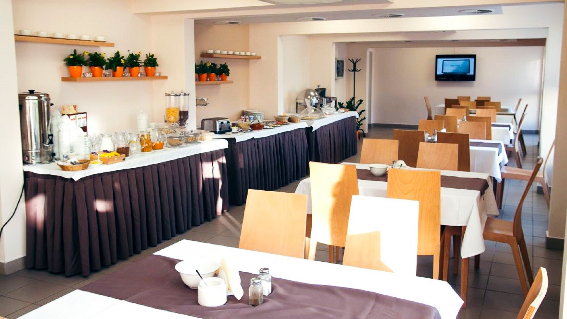 Frühstücksraum im Hotel Zawisza mit Buffetbereich, Holzmöbeln und modernen Sitzgelegenheiten.