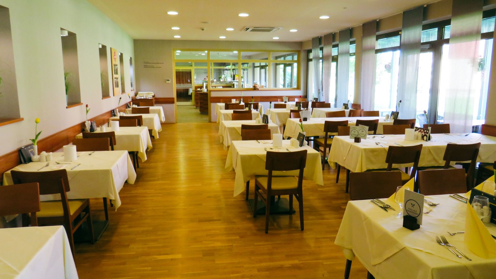 Ein stilvoller Speisesaal mit elegant eingedeckten Tischen und moderner Innenausstattung.