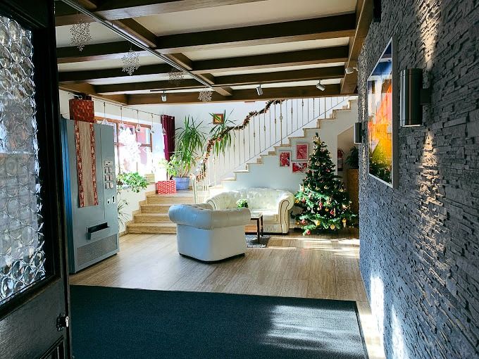 Gemütlicher Eingangsbereich mit Sofas, einem Automaten und einer Treppe im Kastenauer Hof