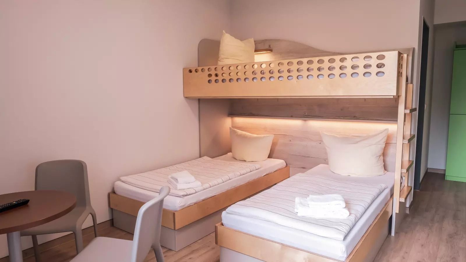 Zimmer mit zwei Einzel- und einem Stockbett im Kiek In!