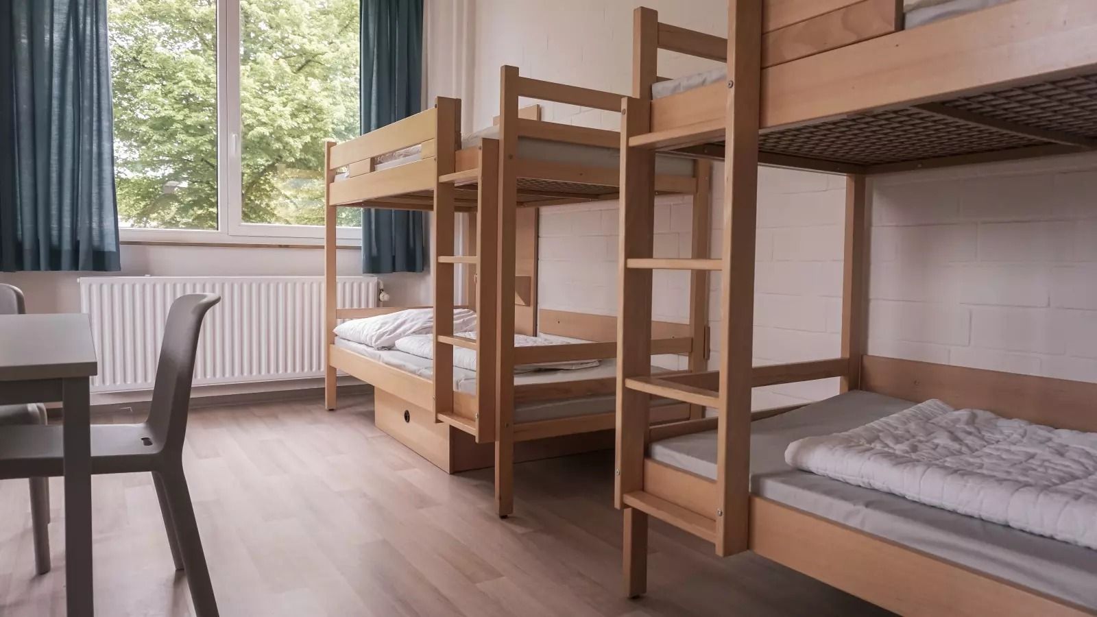 Zimmer mit zwei Stockbetten, viel Platz und großem Fenster mit Blick ins Grüne im Kiek In!