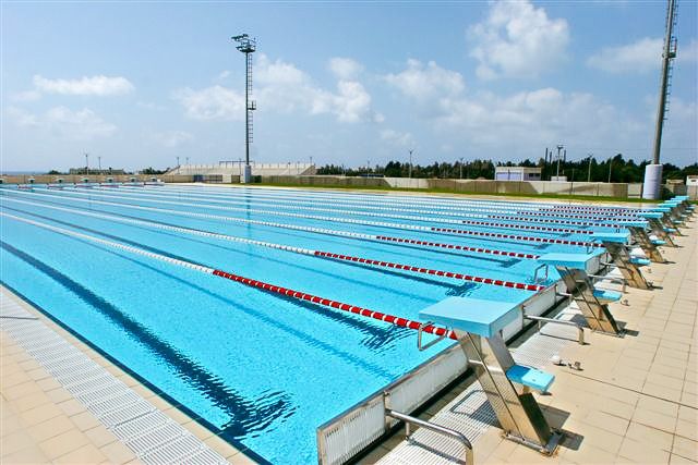 Olympisches Freiluft-Schwimmbecken mit Startblöcken und Bahnen im Schwimmtrainingszentrum nahe dem Louis Phaethon Beach Hotel.
