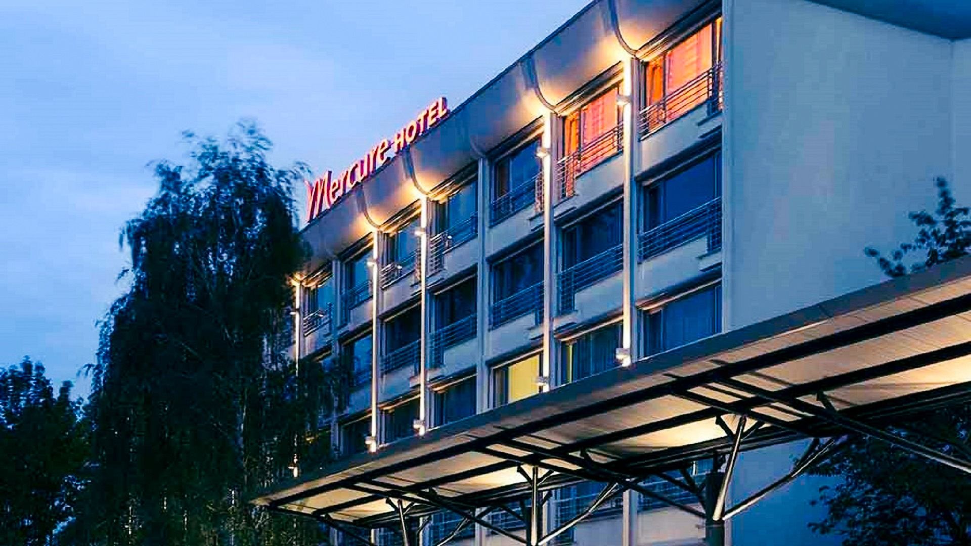 Aussenansicht des Mercure Hotels mit Leuchtschrift auf dem Dach