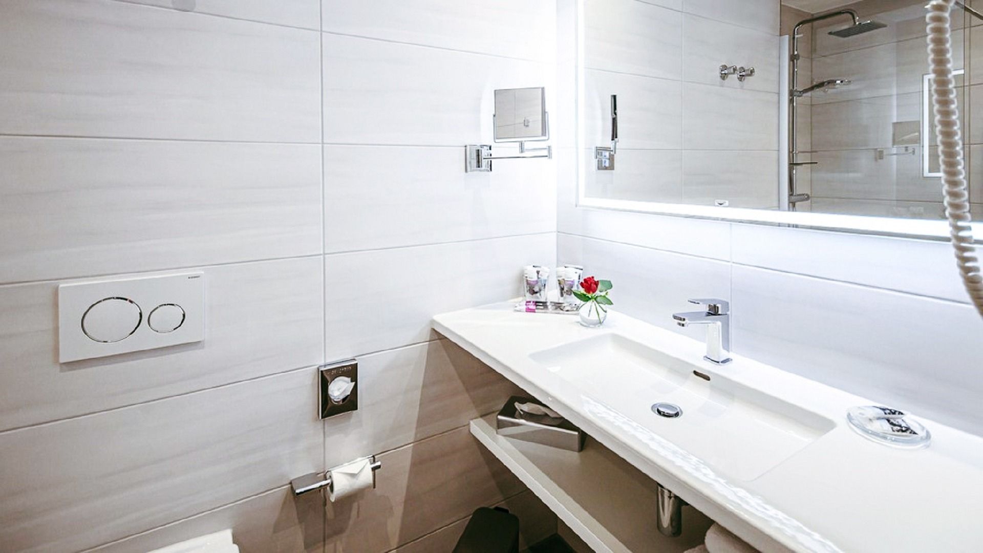 Bad mit WC, Dusche und großem Waschbecken im Mercure Hotel