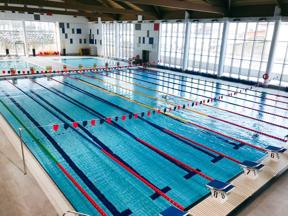 Blick auf großes 25-Becken mit 9 Startblöcken in der Schwimmhalle beim Ostello Sportivo