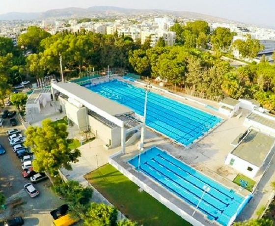 Die Poolanlage mit einem olympischen Schwimmbecken und einem kleineren Pool, aus der Vogelperspektive.