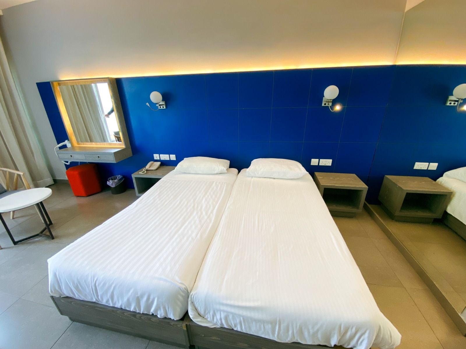 Komfortables Hotelzimmer mit Doppelbett und modernen Möbeln.