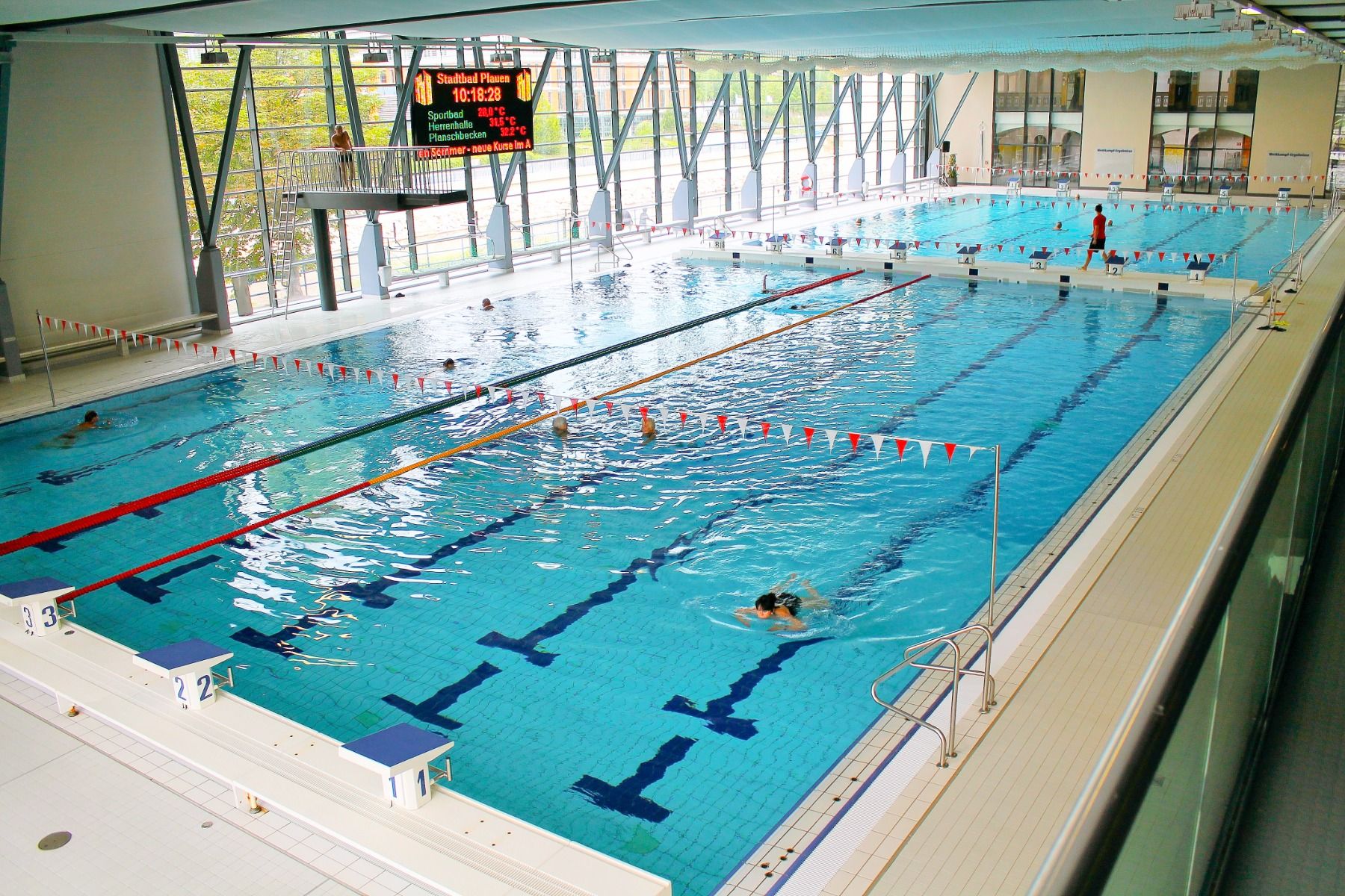 Stadtbad Plauen mit 50-Meter-Becken und Sechs bis Acht Bahnen zum Sportschwimmen