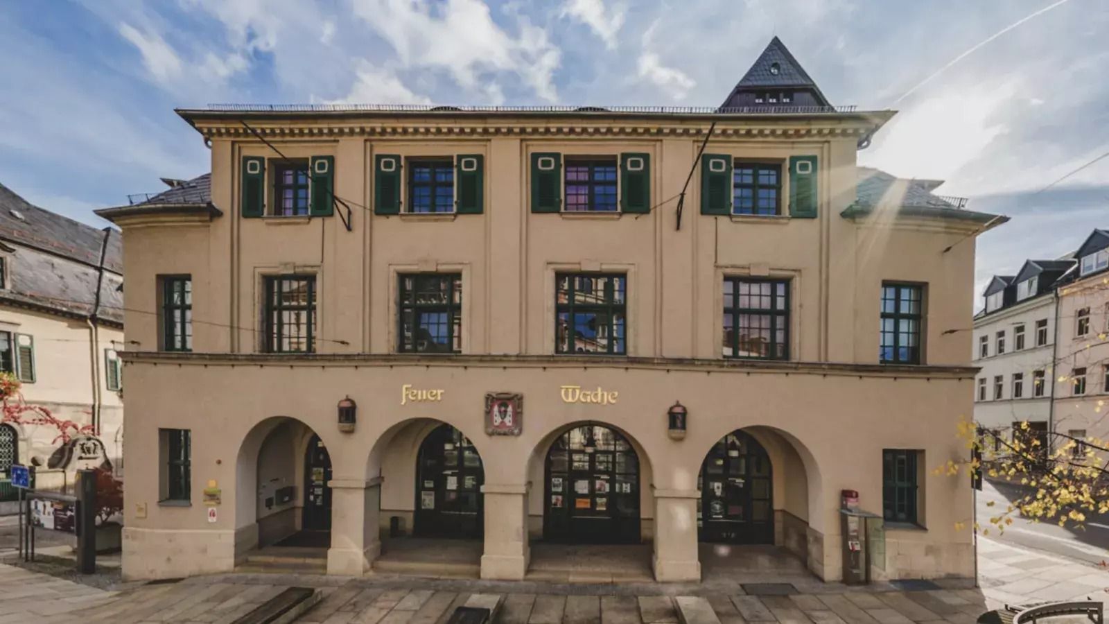 Vorderansicht des Jugendgästehauses in Plauen, ein schönes, rustikales Gebäude, das ehemals eine Feuerwachse war