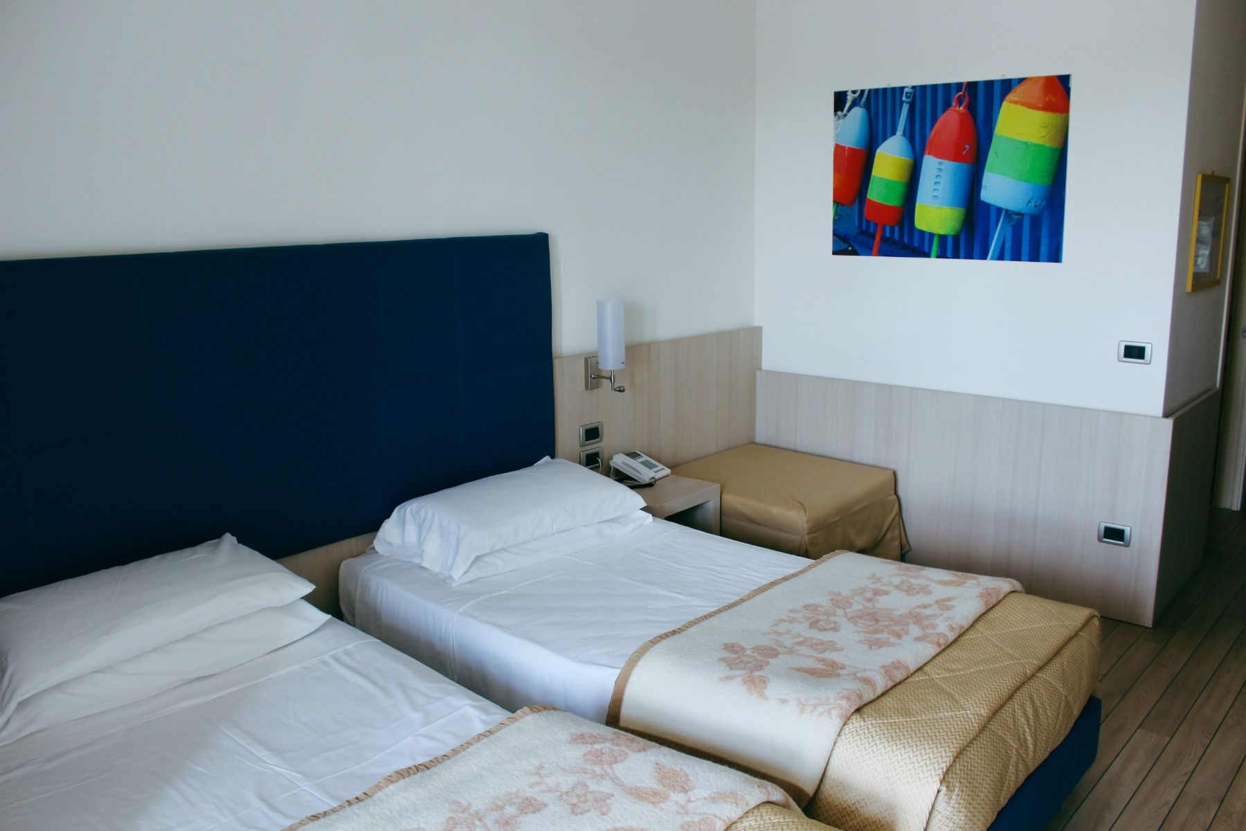Standard-Doppelzimmer mit zwei enger stehenden Einzelbetten im Hotel Pra Delle Torri