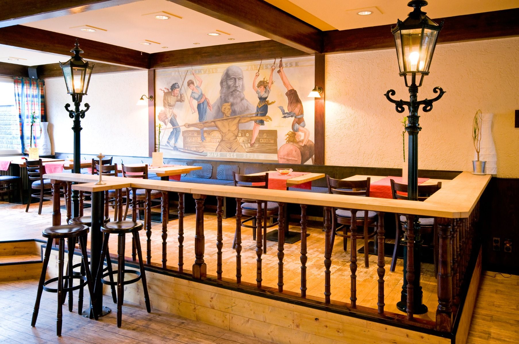 Sitzbereich in einer Bar im antiken Stil mit viel dunklem Holz im Sport und Seminar Center Radevormwald