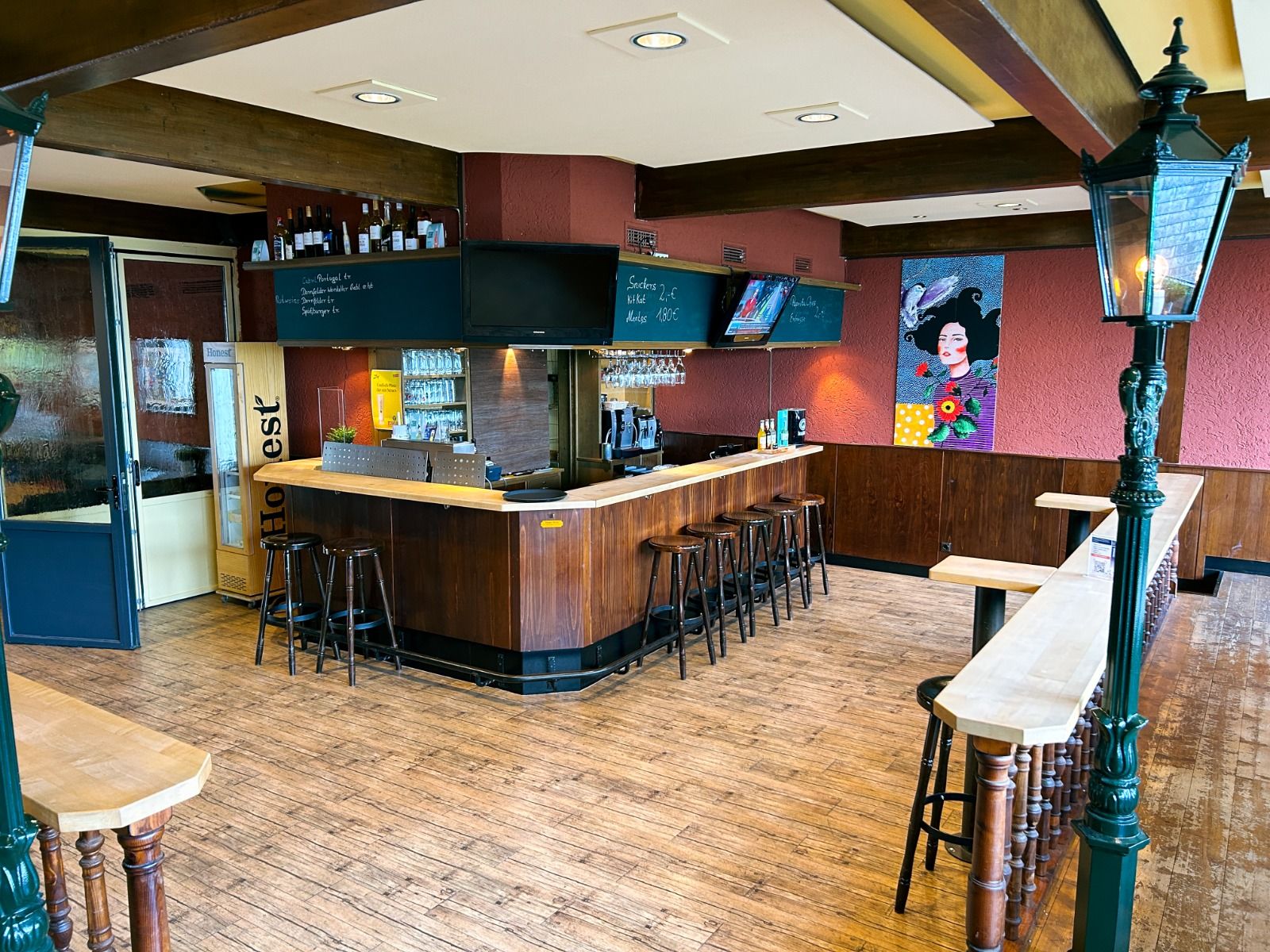 Barbereich mit Theke und Sitzmöglichkeiten im Sport und Seminar Center Radevormwald