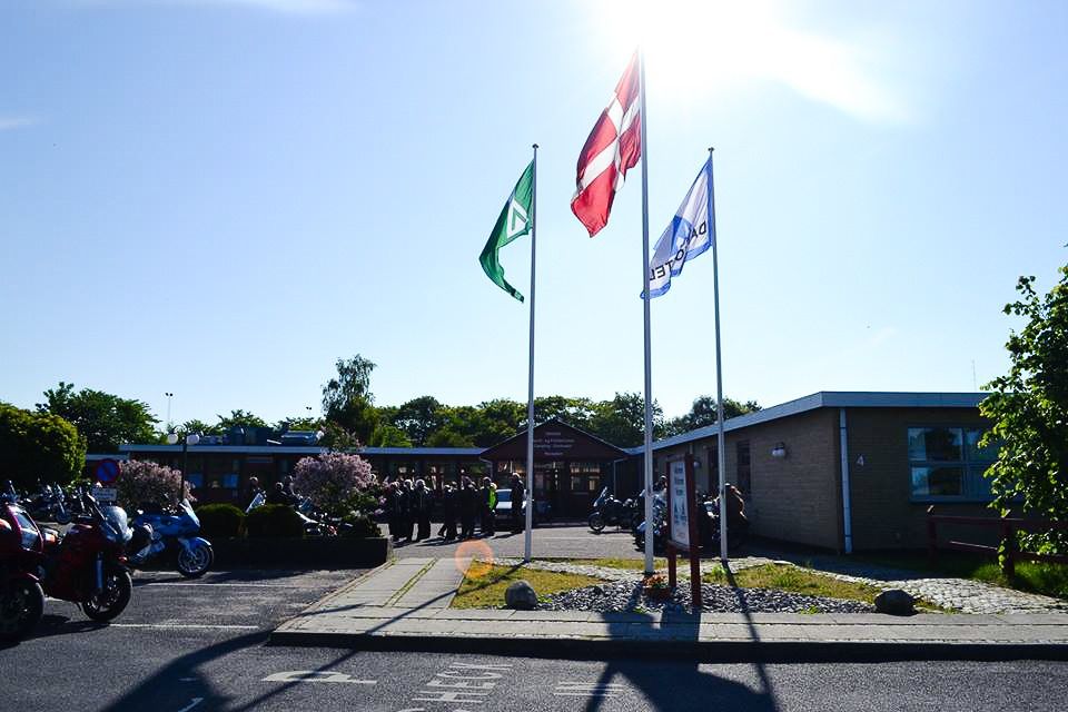 Sportzentrum Tondern Außenansicht mit Flaggen vor dem Eingang