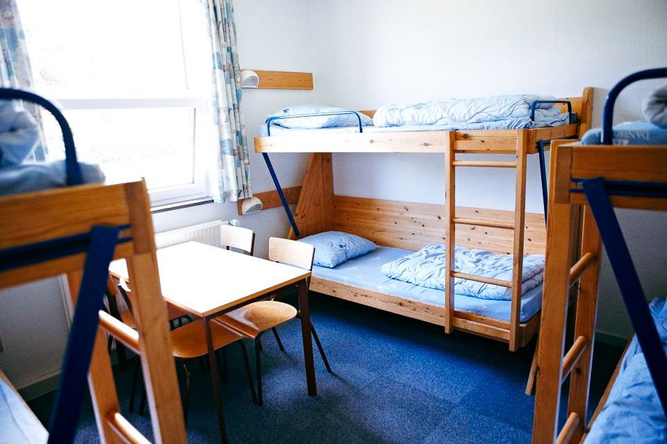 Sportzentrum Tondern Zimmer mit Stockbetten und Tisch
